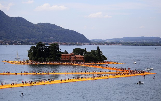 floating piers installazione sul lago iseo una passerella gialla lunghissima
