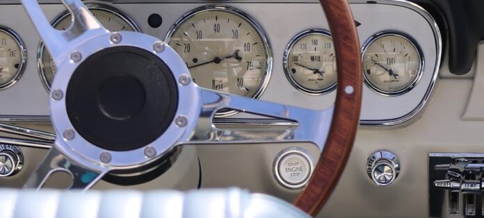auto storiche - il volante in legno e il cruscotto di una Ford Mustang degli anni '60