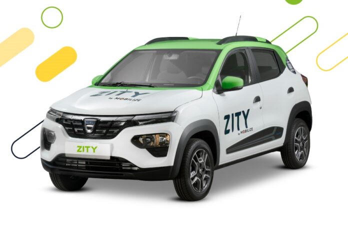 mobilità sostenibile - un'auto elettrica bianca con scritte verdi