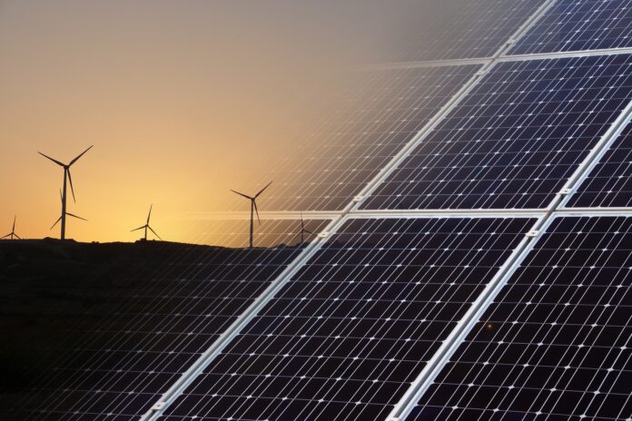 energie rinnovabili - nella foto dei pannelli solari e delle pale eoliche al tramonto
