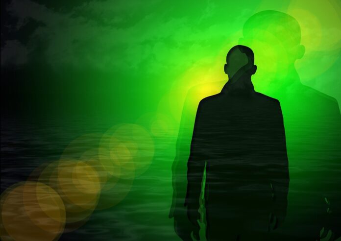 fantasma - l'ombra scura di un uomo su uno fondo verde