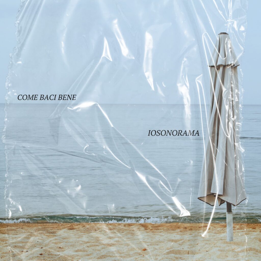 come baci beene - la copertina del singolo di iosonorama, che raffigura un ombrellone chiiuso sulla spiaggia vuota