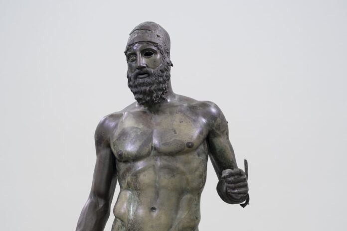 i bronzi di riace - uno dei due guerrieri greci in bronzo con barba ricciuta ed elmo in testa