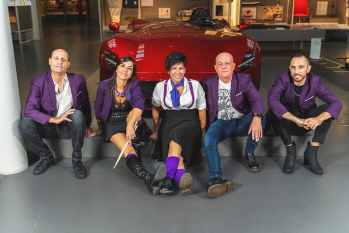 oslavia: la band, vestita di viola, interpreti di elisa in molise