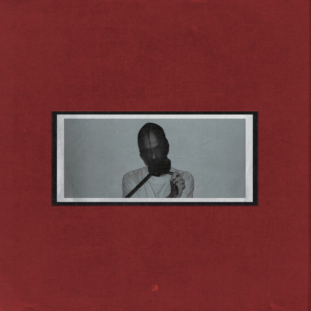 louis dee - la copertina del nuovo disco, che su sfondo rosso scuro, comprende una fot dell'artista al centro