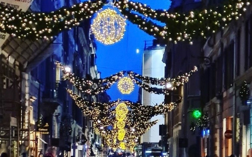 natalizie appese nella via del babuino a roma