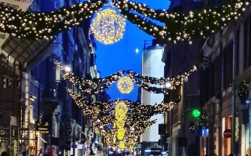  natalizie appese nella via del babuino a roma