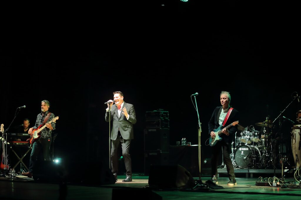 the fabolous TH band Tre musicisti sul palco con Tony Hadley in mezzo. A destra