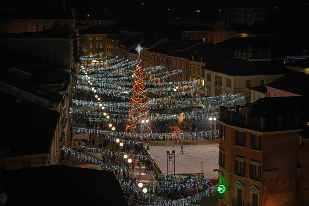 sculture di luce a Mestre - una piazza con un altissimo albero di natale e tante file di luminarie appese illuminano la piazza