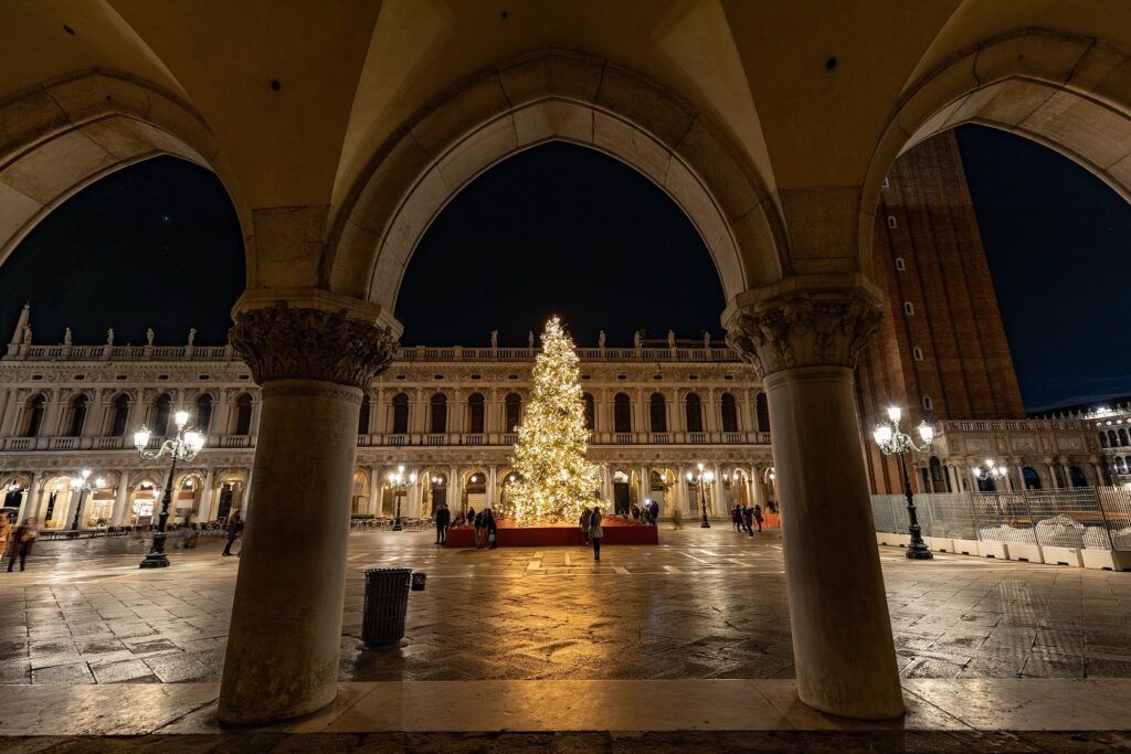 Venezia Natale - dagli archi del palazzo ducale si vede un grande albero di natale illuminato