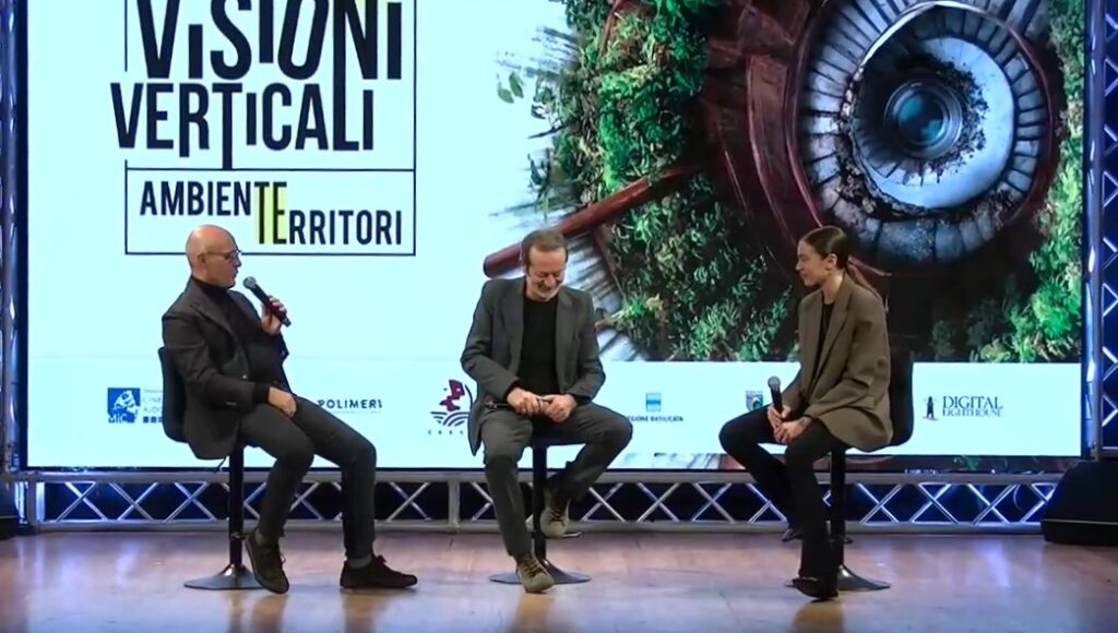 Visioni Verticali - Rocco papaleo e altri due uomini sono seduti su sgabelli in mezzo ad un palco, parlano e ridono