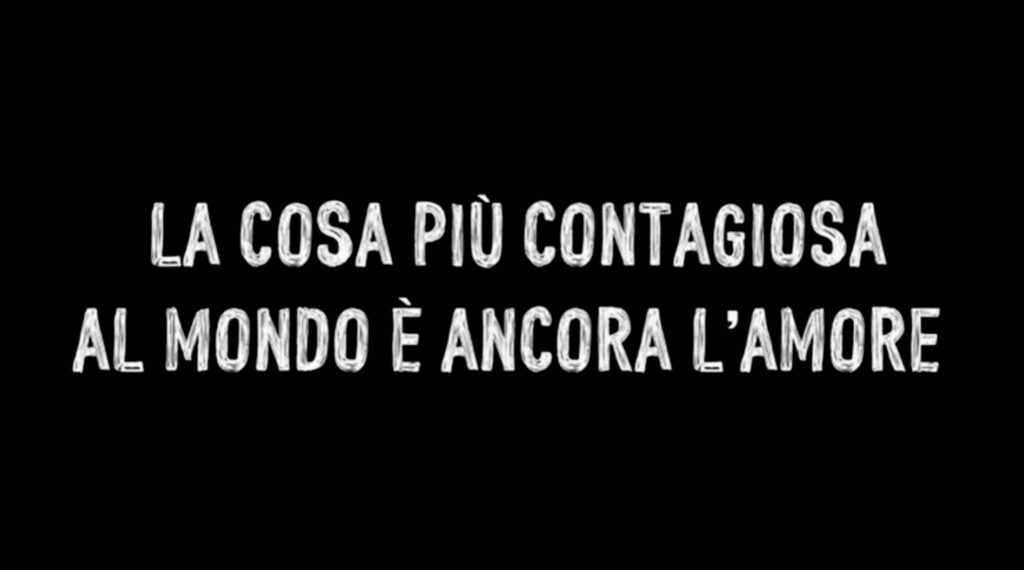 il ragazzaccio Paolo Ruffini - nella foto su sfondo nero la scritta "La cosa più contagiosa al mondo è ancora l'amore"