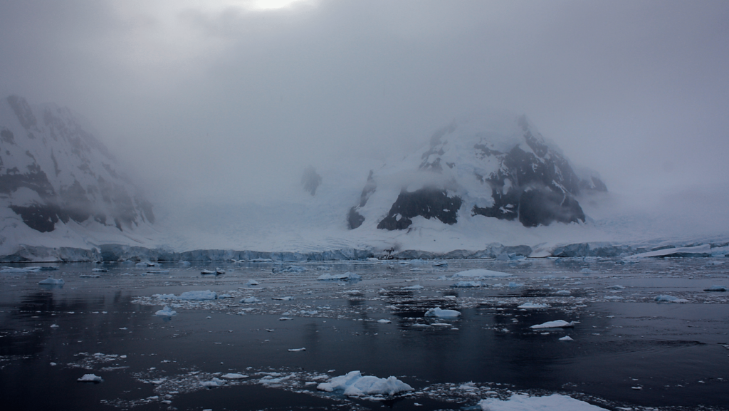 il mare ghiacciato di fronte alle montagne antartiche