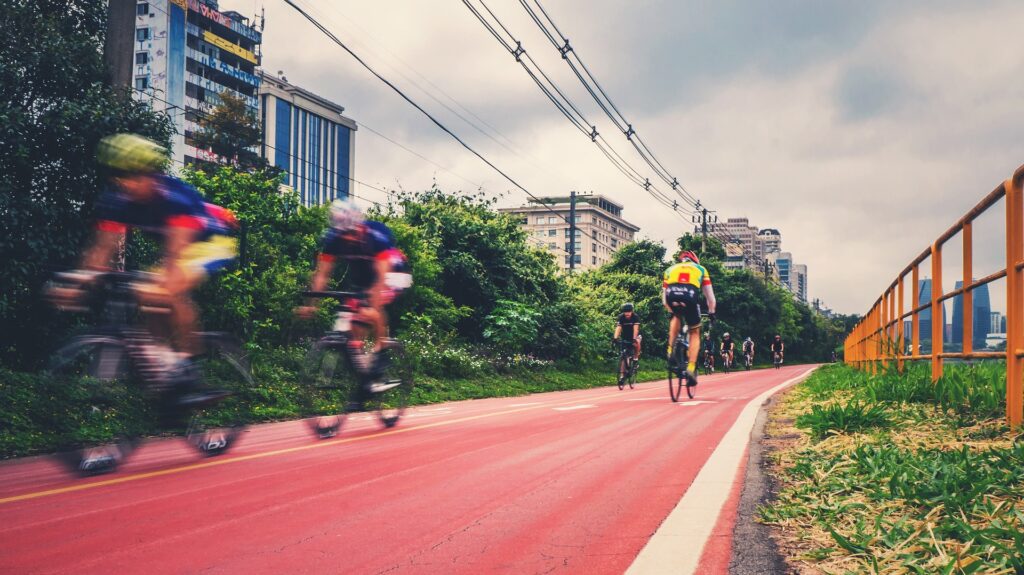 crisi energetica: una pista ciclabile rossa con dei ciclisti
