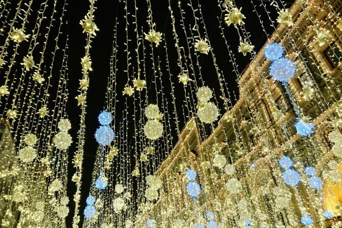 Luminarie d'oro appese in una via