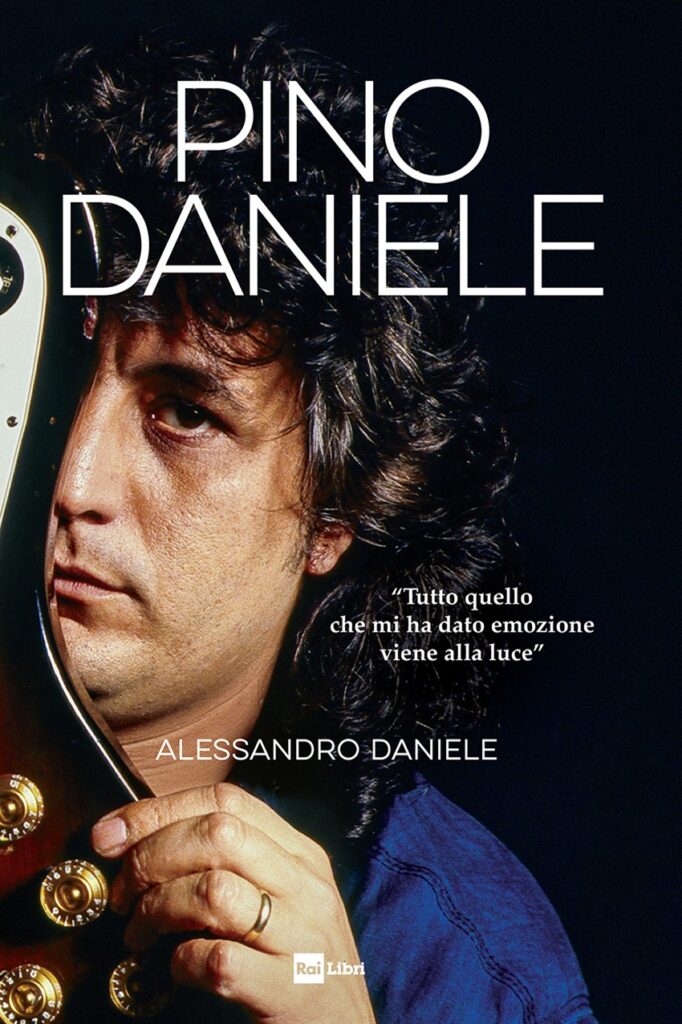 Pino daniele - la copertina del libro con in primo piano il viso di Pino daniele appoggiato al manico della sua chitarra
