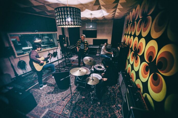one more - la black out band fotografata in studio durante una session