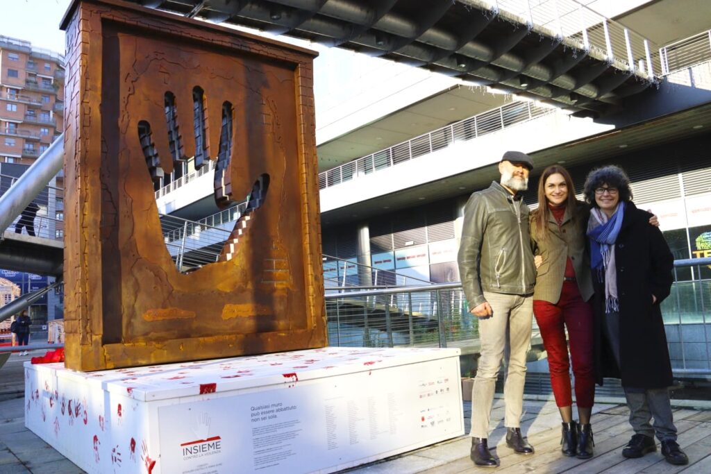 denis Valarin, rosalba Castelli e Anna Olmo ideatori e fautori dell'opera ,in foto l'installazione a Parco Commerciale Dora di Torino