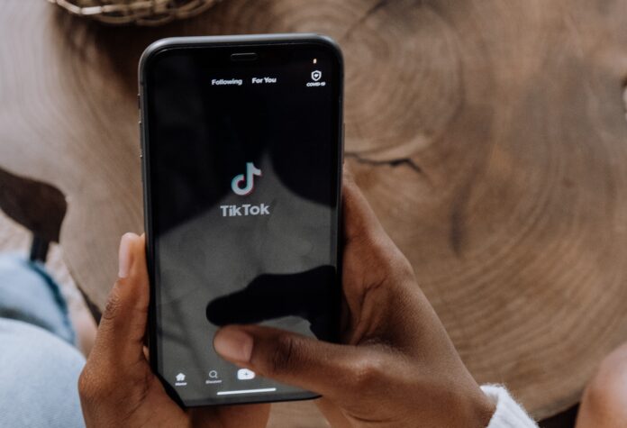Enzuccio Richarlison Tiktok - nella foto un telefonino con sulllo schermo l'app di tik tok, il cellulare è nelle mani di un uomo di colore