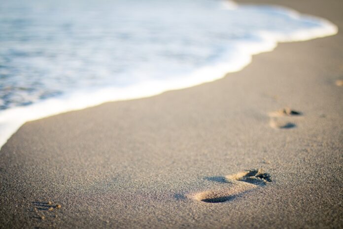 impronte sulla spiaggia