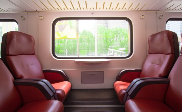trasporti pubblici - crisi energetica - una veduta laterale di due posti di un treno con in mezzo un grande finestrino