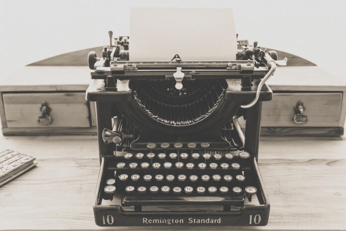 Barbara Lo Presti, scrivere, romanzo, intervista. Una macchina da scrivere appoggiata su un tavolo con un foglio bianco.