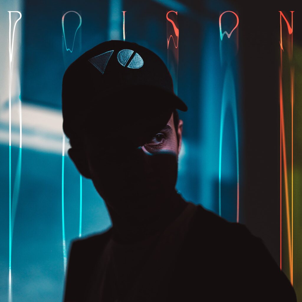 poison - laa copertina del singolo di MØNØ che lo ritrae di profilo, con il volto in ombra, e in testa un cappellino da baseball
