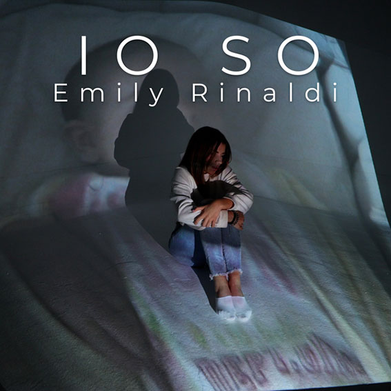 emily rinaldi - la copertina del singolo io so, che la ritrae raggomitolata in controluce su un letto