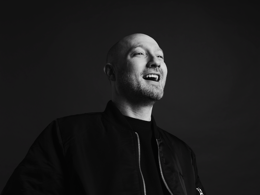 nameless festival - Paul Kalkbrenner  in primo piano vestito di scuro