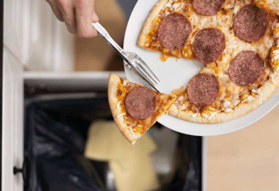 2023 - nella foto qualcuno sta buttando via una pizza dentro la spazzatura di casa