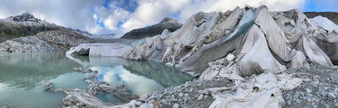 cambiamento climatico nella foto lo scioglimeno di un enorme ghiacciao