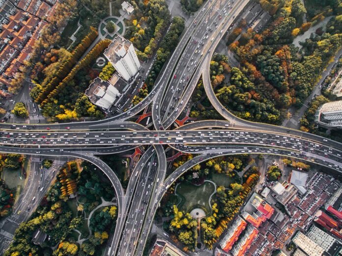 L'incrocio di una autostrada giapponese vista dall'alto