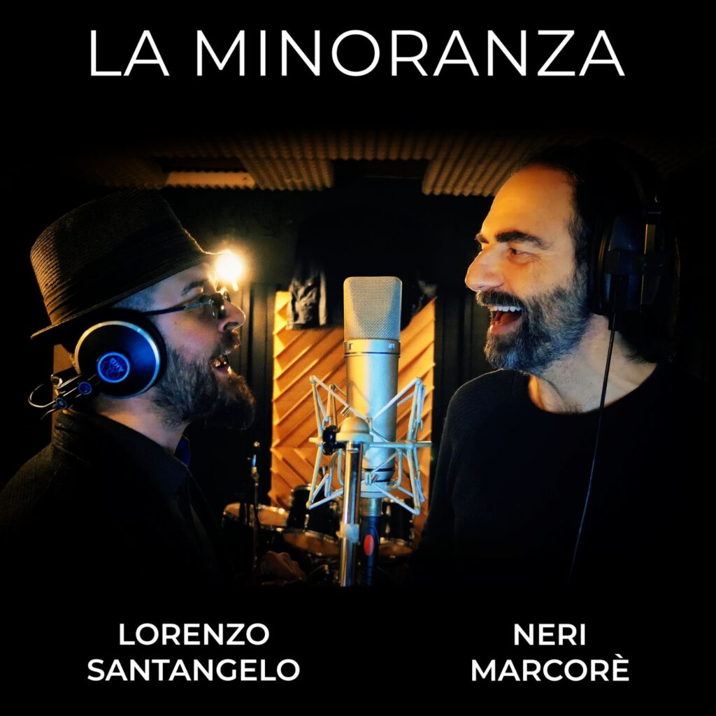 la minoranza - lorenzo santangelo a sinistra col cappello, nel centro un microfono da studio, e a destra nerì marcorè