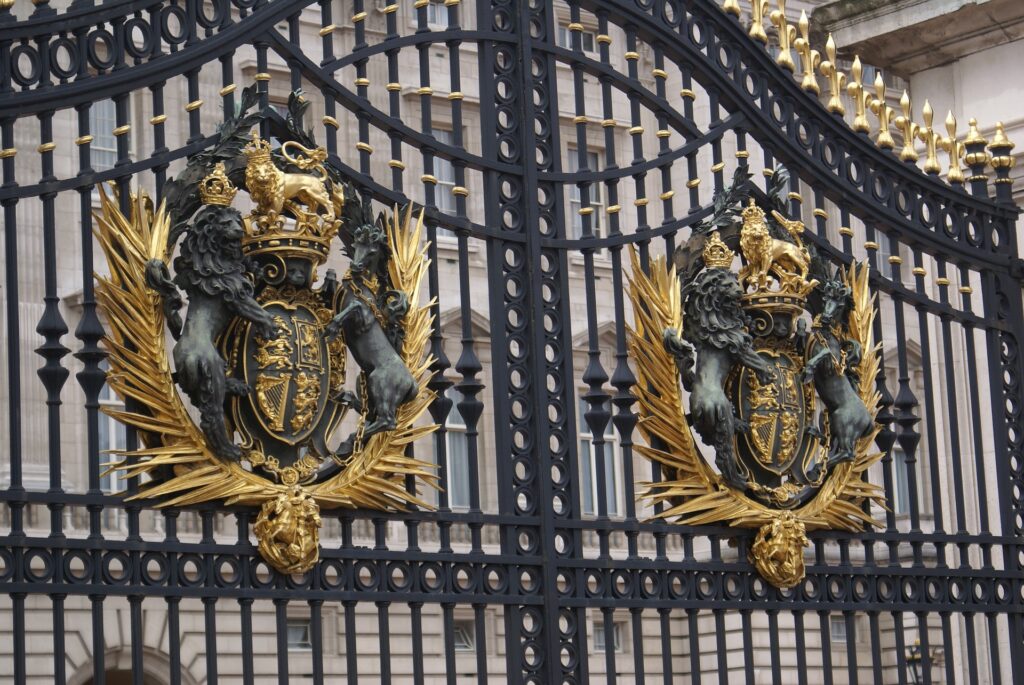 Harry and Meghan - in the photo the Buckingham Palace gate with the golden coats of arms of the Royal Family
