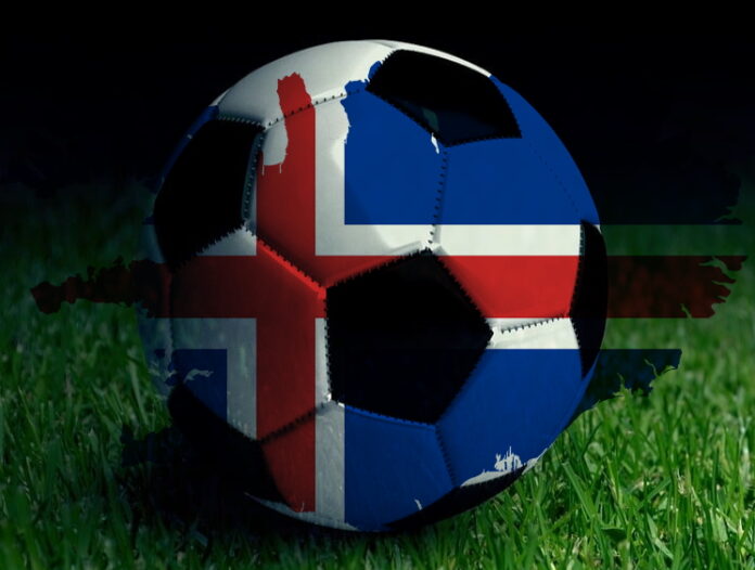 Giorgia Meloni firma la prefazione di Miracolo Islanda, il libro di Andrea MOntemurro - nella foto un pallone da calcio appoggiato sull'erba colorato con la bandiera dell'Islanda composta da una croce bianca che contiene una croce rossa, tutto su sfondo blu