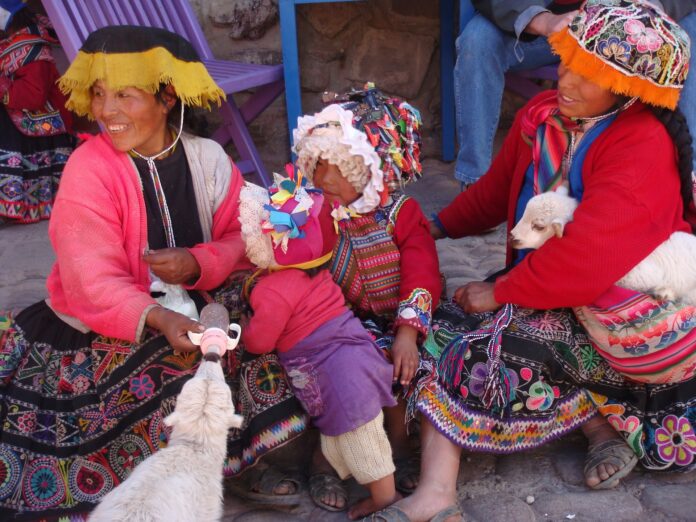 i pooli indigeni . nella foto delle donne e dei bambini peruviani vestiti con abiti tradizionali