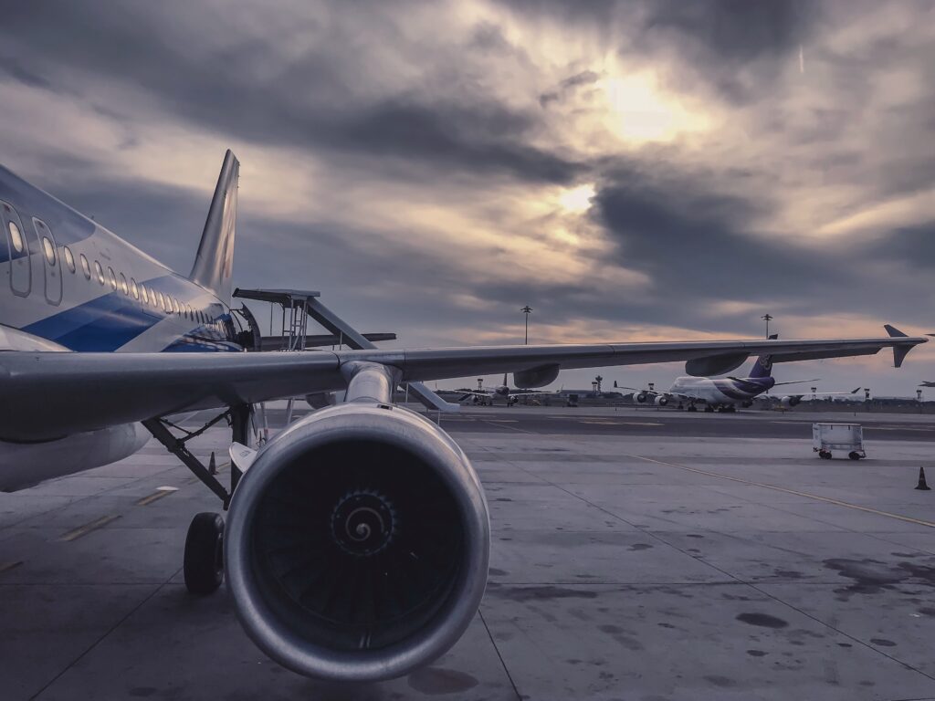 Maltempo - nella foto si vede l'ala di un aereo con il motore in primo piano, dietro all'orizzonte dense nubi nere