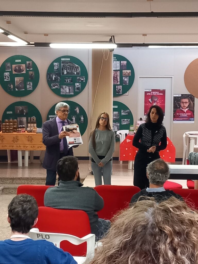 sindaca, vicesindaca e presidente di Giuria presentano il premio letterario lorenzo Alessandri a Orio Canavese, tema la luna sono in piedi davanti a una platea di persone