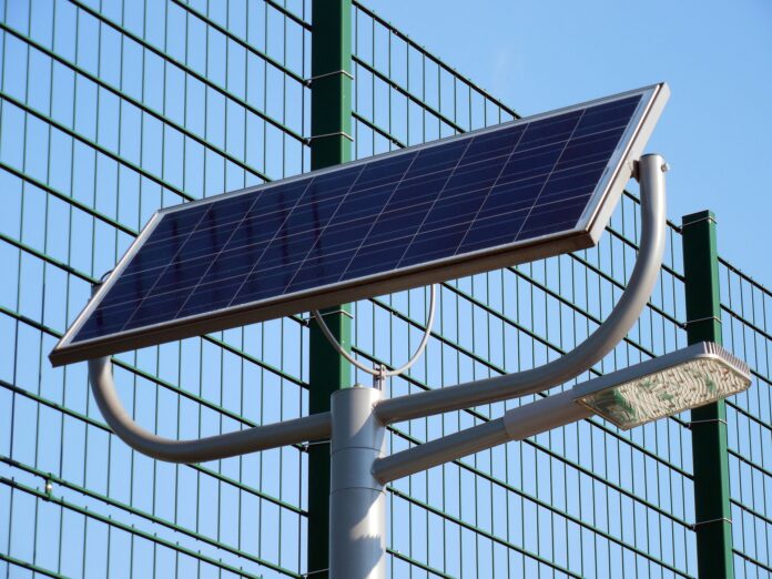 Transizione energetica - nella foto un pannello solare posto sopra un palo della luce di strada