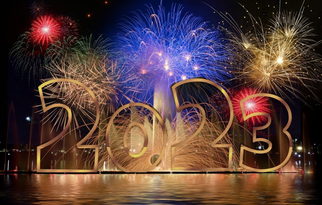 cibi portafortuna - nella foto la scritta dorata 2023 con i fuochi d'artificio intorno