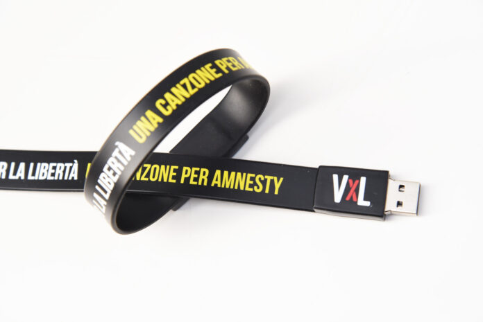 Diritti umani amnesty international - il braccialetto usb nero con scritte gialle