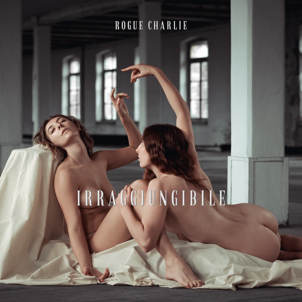 irraggiungibile - la copertina del singolo che raffigura due donne nude abbracciate sopra un lenzuolo