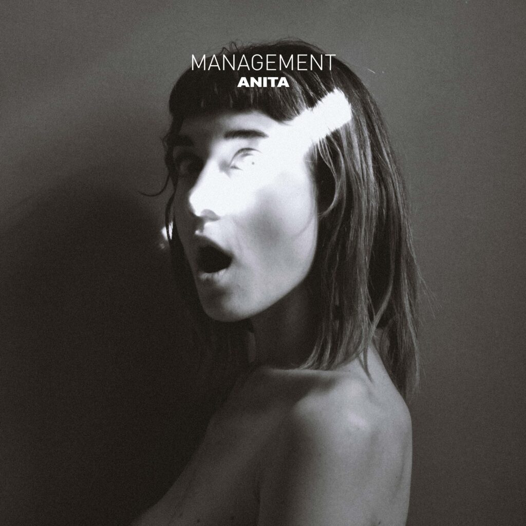 anita - la copertina del nuovo singolo dei management che raffigura una donna di profilo con il volto parzialmente coperto da una striscia bianca