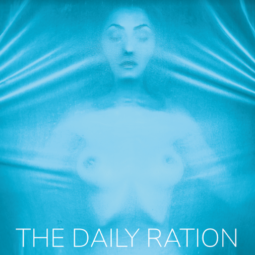 the daily ration - la copertina del disco che raffigura l'immagine sfocata di una donna con il seno scoperto