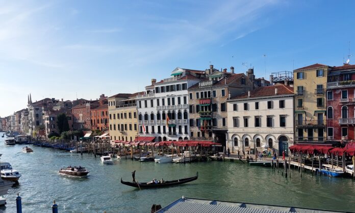 Contactless - una veduta panoramica del Canal Grande a Venezia con tante gondole e vaporette che solcano il mare