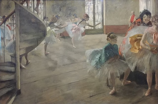 degas una scena con ballerine in tuttu mentre una modista aggiusta il corsetto