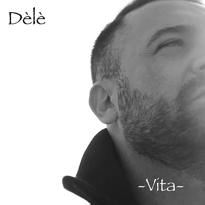 vita - la copertina del nuovo album di dèlè che ritrae metà del suo volto, in bianco e nero