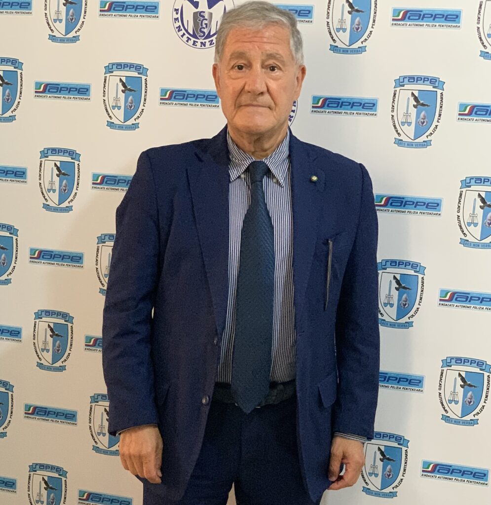 polizia penitenziaria e carceri piemontesi - nella foto il segretario del Sappegenerale del SAPPE Donato Capece, veste un completo di giacca blu, camicia grigia cravatta blu,