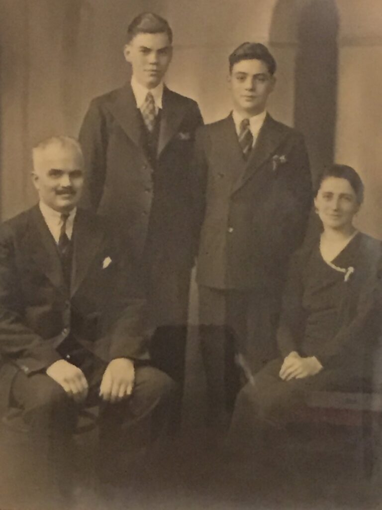 famiglia di Edoardo ceresa madre e padre seduti daavnti in piedi i due ifigli dietro foto bianco e nero epoca