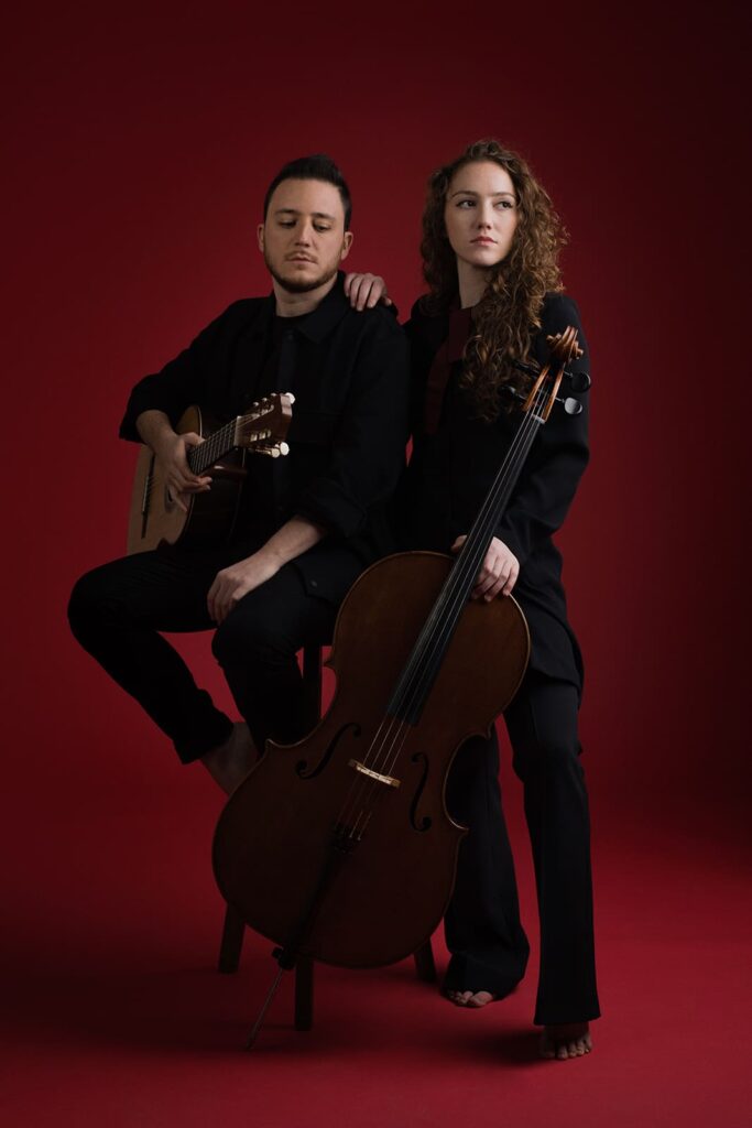 duo ciampa piccotti in primo piano con chitarra classica e violoncello